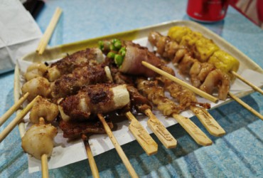 共度一燒：(左至加)墨魚嘴>五花腩>京蔥肥牛卷>雞腎串>雞皮串>煙肉蘆筍卷>泰式豬頸肉>燒賣