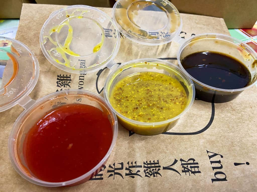 屯門黃店_時光雞_甜辣醬(左) 蜜糖芥末醬(中) 醬油(右)