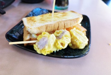 老虎岩：牛腩芝士蛋治配燒賣