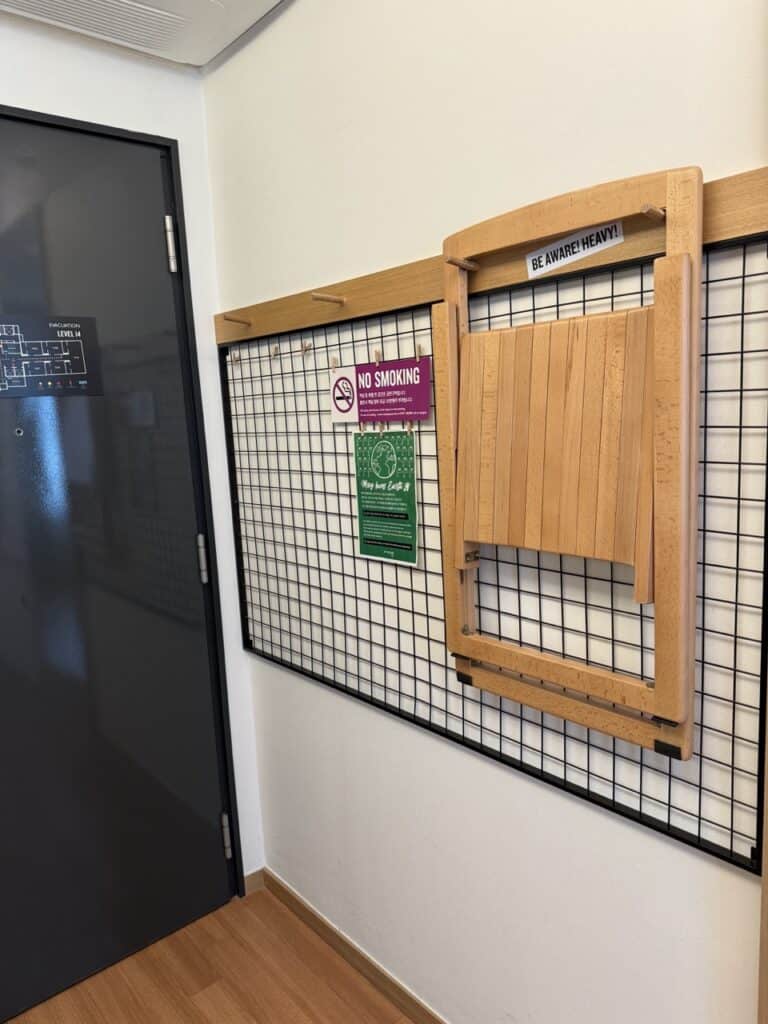 Moxy Seoul Insadong高級雙人房介紹-室內牆身設有掛勾放置物品