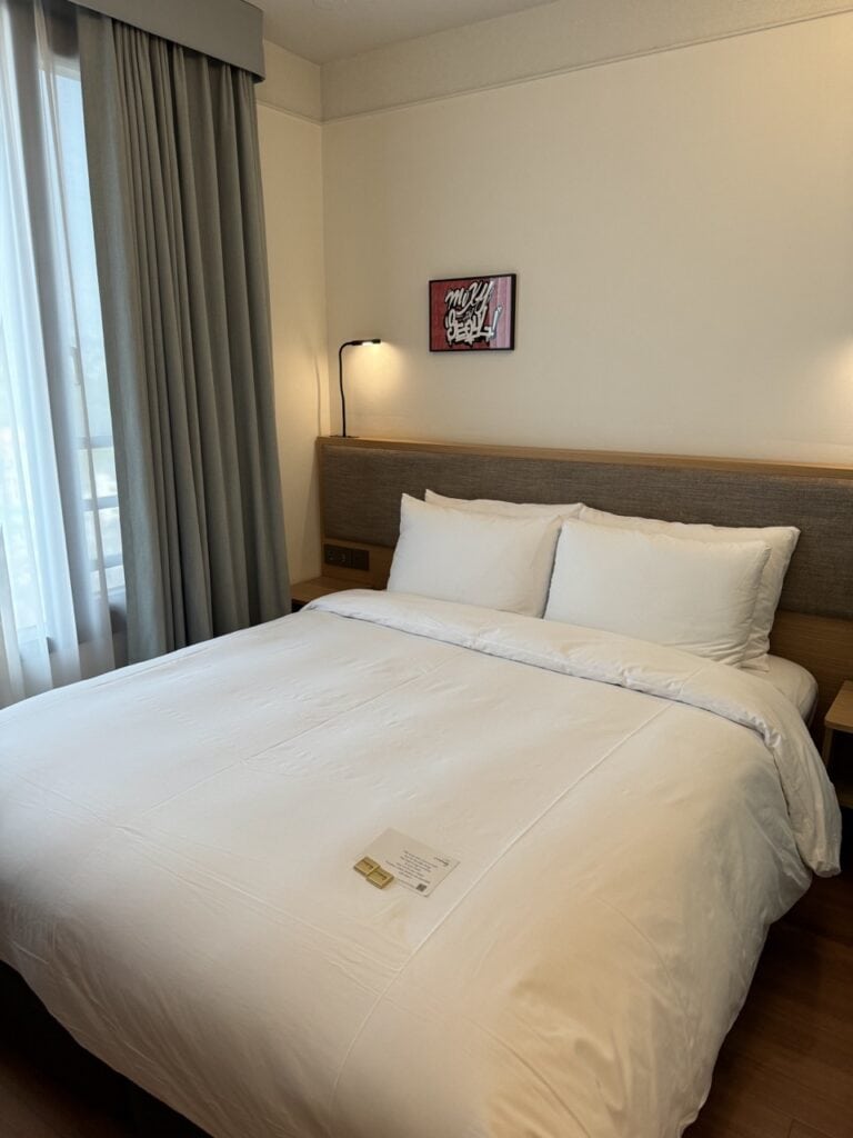 Moxy Seoul Insadong高級雙人房介紹-雙人床