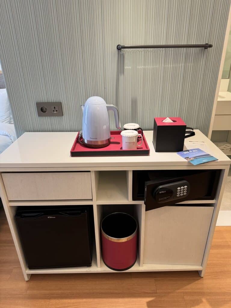 Moxy Seoul Insadong高級雙人房介紹-雪櫃水煲設備齊全